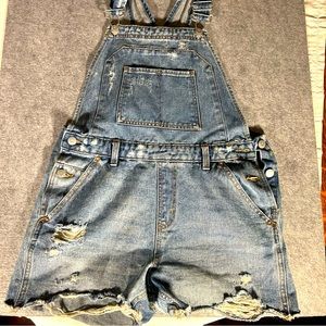 Women’s Wild Fable distressed bib jean shorts, size small,